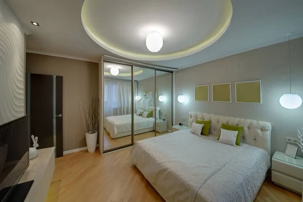 大きなベッドと枕 ミラーの場合 壁の写真とピスタチオ色のベッドルーム — ストック写真