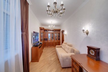Oda bir ofis kanepe ve bir Danışma, karanlık kitap dolapları