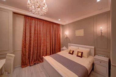 Turuncu perdeli ve yastık ile hafif bir yatak yatak odası