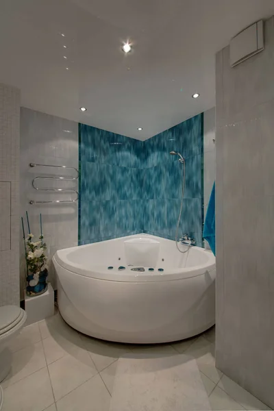 Eine Whirlpool Badewanne Mit Blauer Marmorwand Eine Helle Fliese Auf — Stockfoto