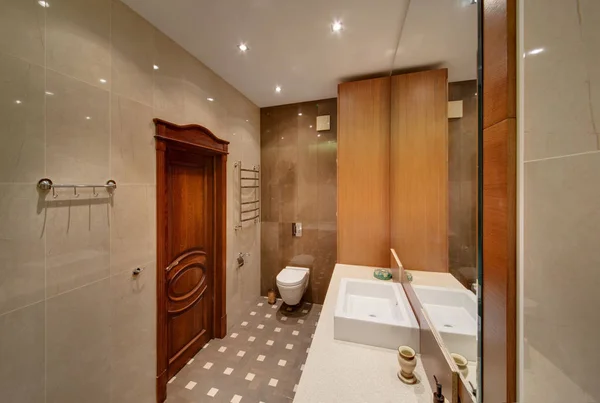 Een Badkamer Met Een Wastafel Een Toilet Een Houten Deur — Stockfoto