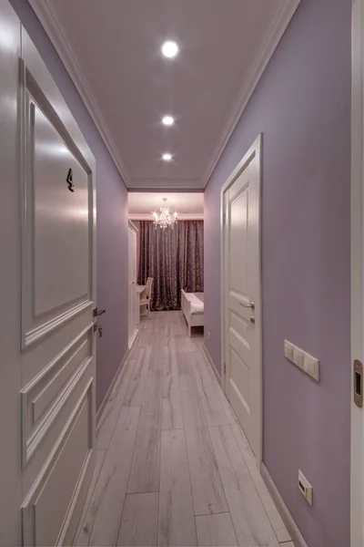 Ein Flur Mit Blick Auf Das Schlafzimmer Lavendelfarbe Mit Lampen — Stockfoto