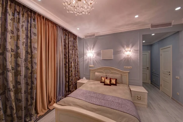 Yatak Odası Perdeleri Bir Yatak Yastık Cam Lambaları Başucundaki Yatak — Stok fotoğraf