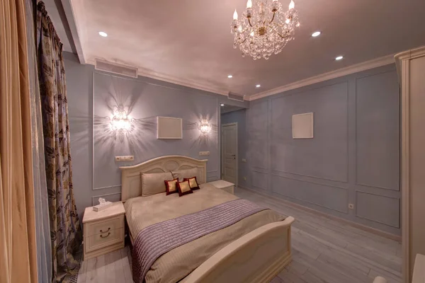Φως Μπλε Υπνοδωμάτιο Ένα Λευκό Κρεβάτι Μαξιλάρια Και Ένα Κάλυμμα — Φωτογραφία Αρχείου