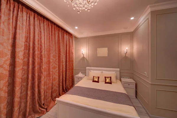 オレンジ色のカーテンが付いている寝室でベージュの壁 — ストック写真