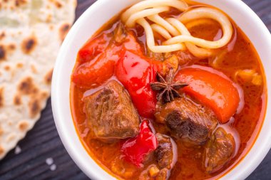 Ev yapımı makarna, et ve haşlanmış sebze çorbası