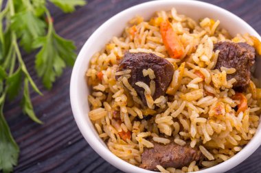 Et pilav et parçaları, sebze ve yeşillik ile