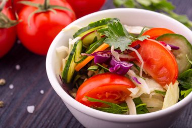 Lahana salatası, domates, salatalık ve Yeşiller, tecrübeli zeytin yağı