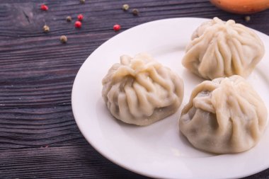 Köftesi, köfte soslu bir tabakta servis edilir