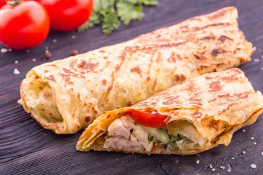 Tokmaklar et ile sarılmış, sebze ve Yeşiller ile servis edilir