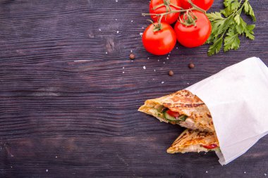 Çırpıcı ile et ve sebze, bir beyaz kağıt pakette servis edilir