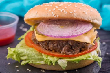 Sığır eti burger sebze ve peynir, taze rulo susam ile altında