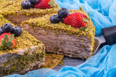 Antep fıstığı ile krep pasta, krem ve taze çilek nazik