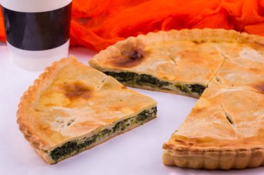 Yeşiller ve peynirli puf böreği yerden