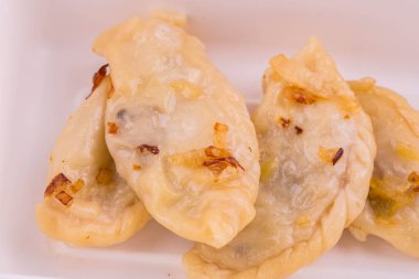 Kızarmış soğan yağ ile altında mantar ve patates köfte