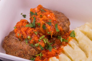 Et köfte soslu yeşillik ve patates püresi ile