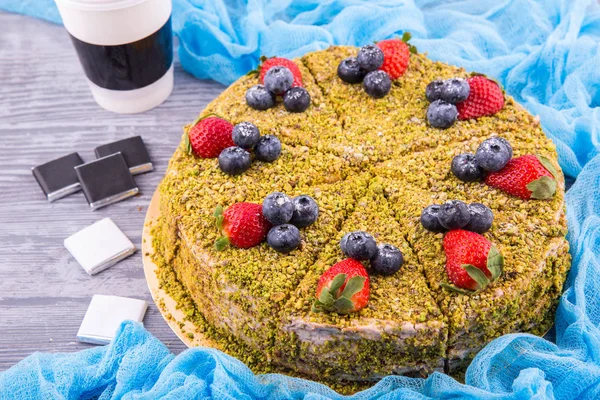 Pistazien Pfannkuchen Kuchen Mit Frischen Beeren — Stockfoto