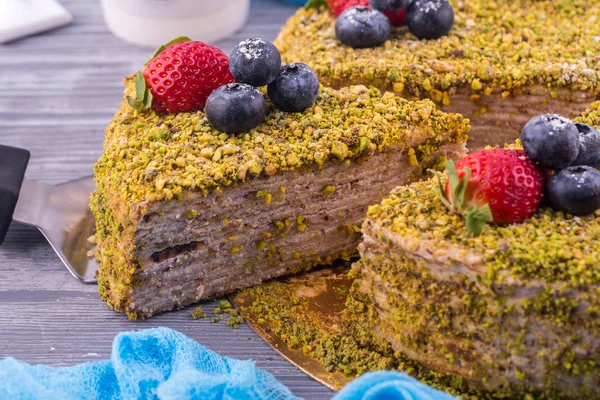 Pfannkuchenkuchen Mit Pistazienpulver Erdbeere Und Blaubeere — Stockfoto