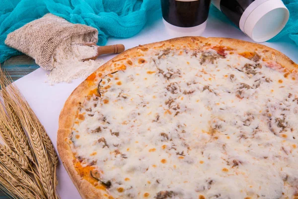 Aubergines Pizza Onder Parmezaanse Kaas Met Zure Room — Stockfoto