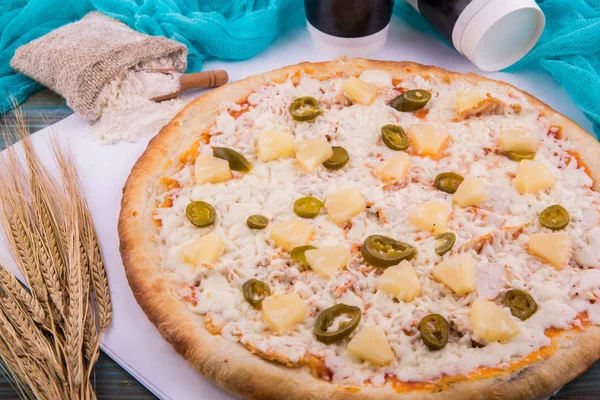 Een Tropikanka Met Ananas Blik Groene Paprika Peperoni Pizza — Stockfoto