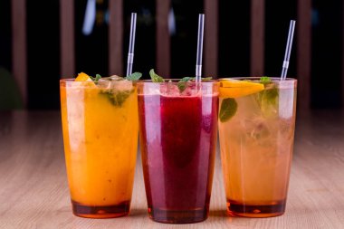 Limonata zencefil ve limon, frenk üzümü balyany ve Çift Kişilik bir narenciye, buz ve nane ile servis