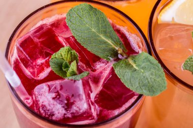 Limonata taze üzümü bir anisetree ile gelen nane ve buz parçaları ile bir bardakta servis