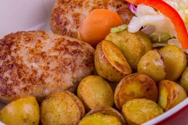 Fırında patates ve sebze salatası ile Beşamel sos