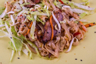 Susam ile kızarmış domuz pastırması erişte ve Filiz kuru ile servis edilir