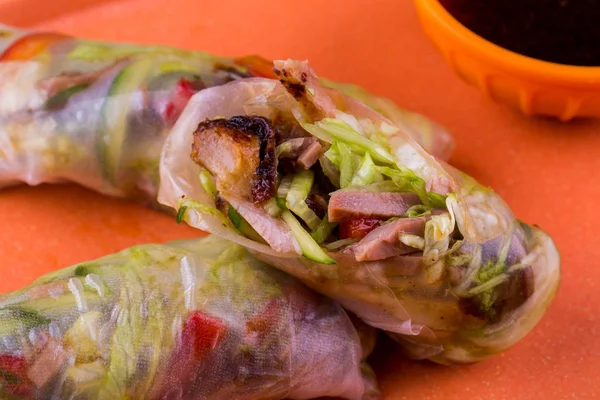 Fleischröllchen Mit Karbonat Salatblättern Gurken Getrockneten Pilzen Und Paprika Serviert — Stockfoto