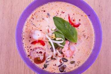Tay çorbası tom yum kuru lahanası, karides ve sebze ile
