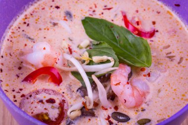 Tom yum karides ve germinated kuru çorba, ekşi krema sosu servis edilir