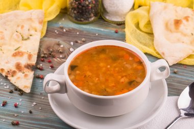 Çorba rassolnik Yeşiller ve biber ile