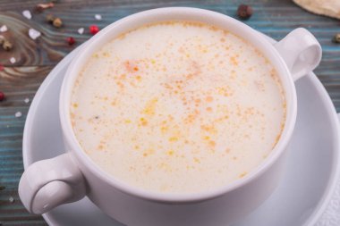 Peynir krem çorbası, tereyağı ve peynir ile servis edilir