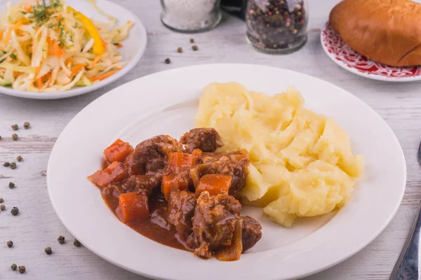 Ragú Masa Zeleniny Podávaná Bramborovou Kaší Zeleninový Salát Koláče — Stock fotografie