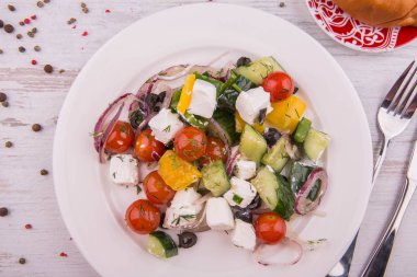 Yunan salatası bir fetaks peynirli börek ile servis edilir