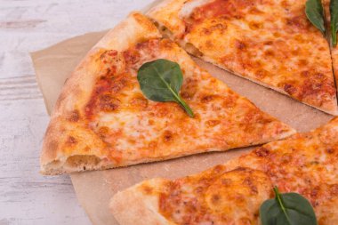 Kesilmiş parça pizza ıspanak ile