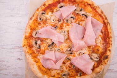 Jambon pizza ve fırında mantar