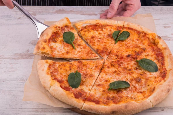 Cozinheiro Serve Pedaço Pizza Com Espinafre — Fotografia de Stock