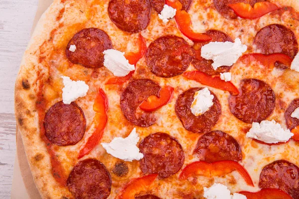 Pizza Con Queso Feta Trozos Salchicha Salami Pimiento Rojo — Foto de Stock