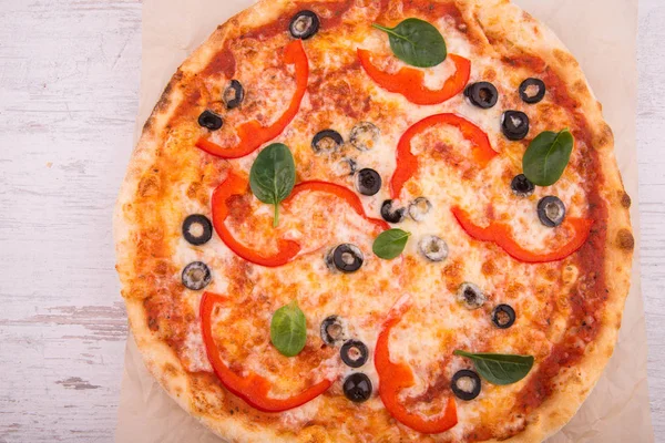 Peperoncino Vegetale Pizza Agli Spinaci Alle Olive Nere — Foto Stock