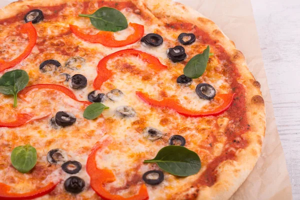 Espinafre Pimenta Vermelha Azeitonas Pizza — Fotografia de Stock