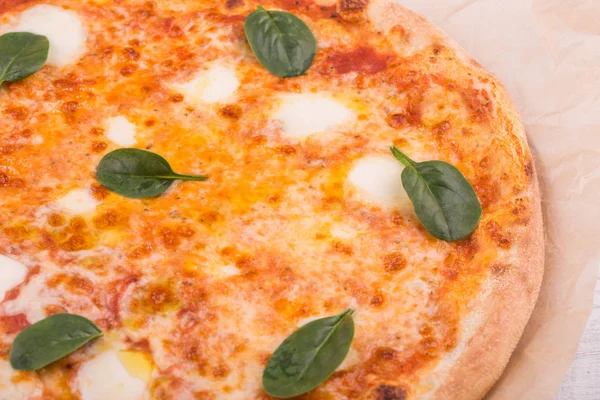 Pizza Con Foglie Spinaci Mozzarella Formaggio — Foto Stock