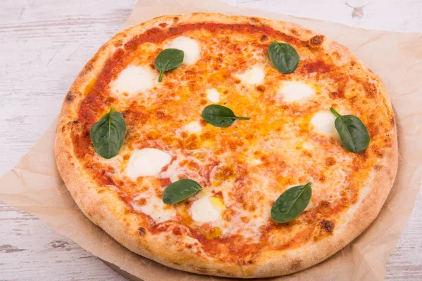 Pizza Assada Com Pedaços Mussarela Verduras — Fotografia de Stock