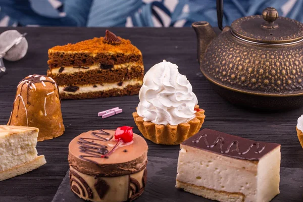 Pastel Pequeña Cesta Con Crema Aire Sirve Con Una Taza —  Fotos de Stock