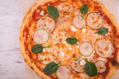 Sulu armut ve ıspanaklı peynirli pizza