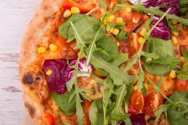 Ketçap sosu ile terbiyeli vejetaryen roka ve ıspanaklı pizza