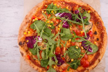 Cherry domates, kırmızı lahana, Mısır ve roka ile pizza vejetaryen