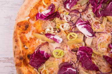 Pırasa, yeşil soğan ve kırmızı salata pizza