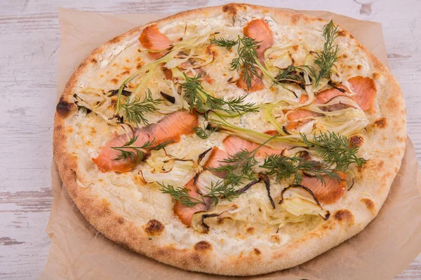 Pizza Met Gebakken Forel Uien Van Jalapeno Wordt Geserveerd Met — Stockfoto