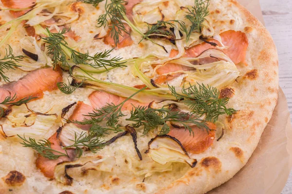 Zee Pizza Met Stukjes Een Forel Groenten — Stockfoto